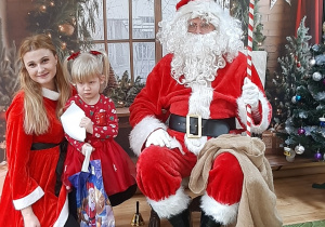 Dziecko pozuje do zdjęcia z Mikołajem