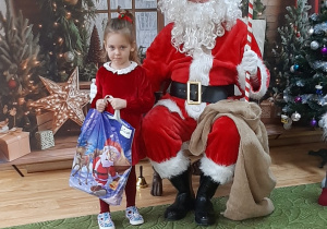 Dziecko pozuje do zdjęcia z Mikołajem