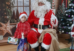 Dziecko pozuje do zdjęcia z Mikołajem