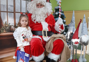 Dziecko pozuje do zdjęcia z Mikołajem