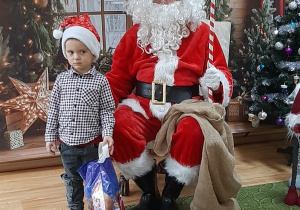 Dziecko pozuje do zdjęcia z Mikołajem