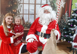 Dziecko pozuje do zdjęcia z Mikołajem