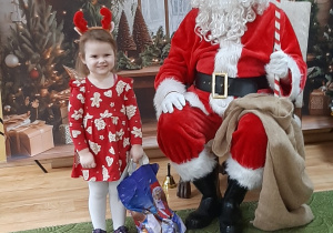 Dziecko pozuje do zdjęcia z Mikołajem