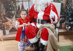Dziecko pozuje do zdjęcia z Mikołajem