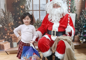 Dziecko pozuje do zdjęcia z Mikołajem