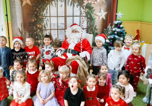Dzieci pozują do zdjęcia z Mikołajem
