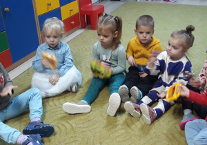 Dzieci grają na instrumentach perkusyjnych