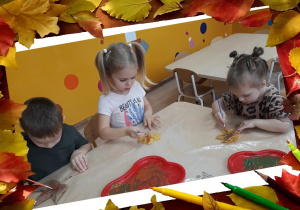 Dzieci malują liść farbą