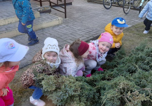 Dzieci bawią się w ogrodzie przedszkolnym