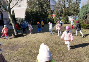Dzieci bawią się w ogrodzie przedszkolnym
