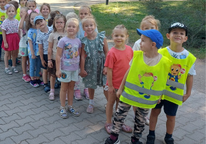 Dzieci grają na instrumentach perkusyjnych