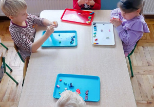 Dzieci bawią się plasteliną