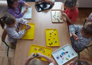 Dzieci bawią się plasteliną