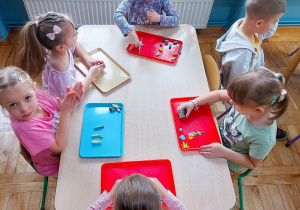 Dzieci bawią się plasteliną