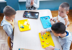 Dzieci bawią się plasteliną