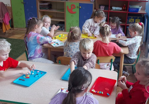 Dzieci bawią się plasteliną