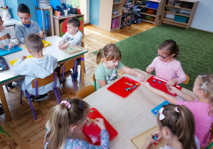 Dzieci bawią się plasteliną