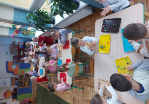 Dzieci bawią się plasteliną