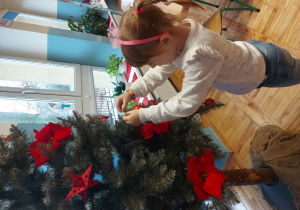 Dziecko ubiera choinkę