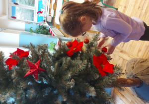 Dziecko ubiera choinkę