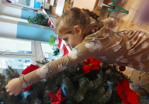 Dziecko ubiera choinkę