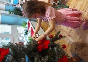 Dziecko ubiera choinkę