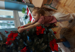 Dziecko ubiera choinkę