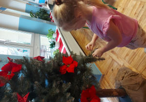 Dziecko ubiera choinkę