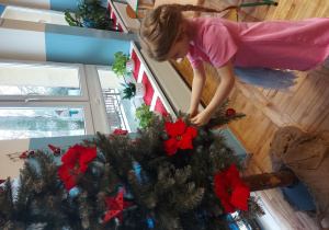 Dziecko ubiera choinkę