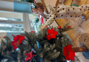 Dziecko ubiera choinkę
