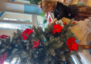 Dziecko ubiera choinkę