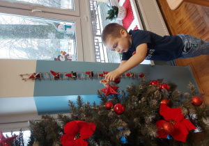 Dziecko ubiera choinkę
