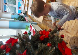 Dziecko ubiera choinkę