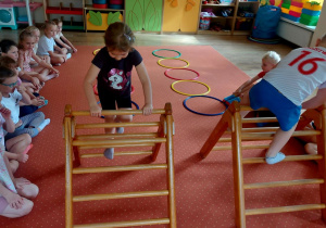 Dzieci biorą udział w ćwiczeniach gimnastycznych z dabikami