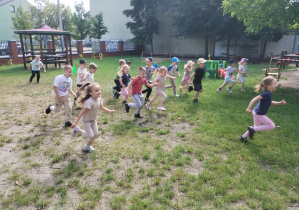 Dzieci biegną bawiąc się w "Atak"