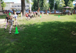 Dzieci ćwiczą bieg