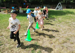 Dzieci ćwiczą slalom