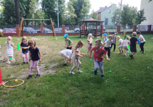 Dzieci bawią się w zbiory