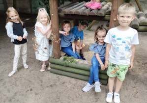 Dzieci bawią się w dom