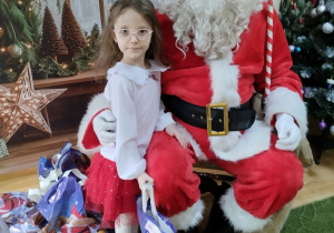 Dziecko pozuje do zdjęcia z Mikołajem