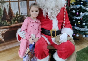 Dziecko pozuje do zdjęcia z Mikołajem