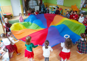 Dzieci bawią się chustą animacyjną