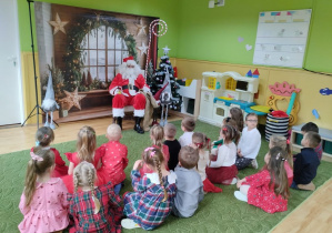 Dzieci na spotkaniu z Mikołajem