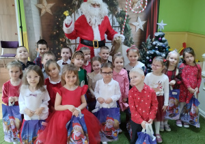 Dzieci pozują do zdjęcia z Mikołajem