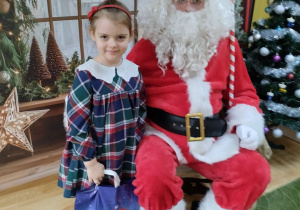 Dziecko pozuje do zdjęcia z Mikołajem