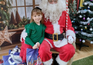 Dziecko pozuje do zdjęcia z Mikołajem