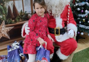 Dziecko pozuje do zdjęcia z Mikołajem