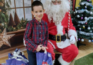 Dziecko pozuje do zdjęcia z Mikołajem