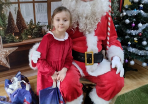 Dziecko pozuje do zdjęcia z Mikołajem