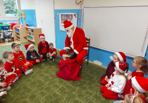 Spotkanie dzieci z Mikołajem